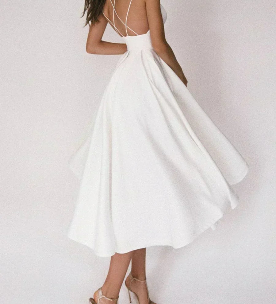 Elara - Elegancka minimalistyczna sukienka - widok 2